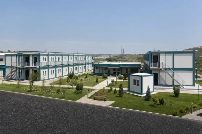 Yatakhane kanatları, sosyal yapı ve peyzajlı avlunun genel görünümü.