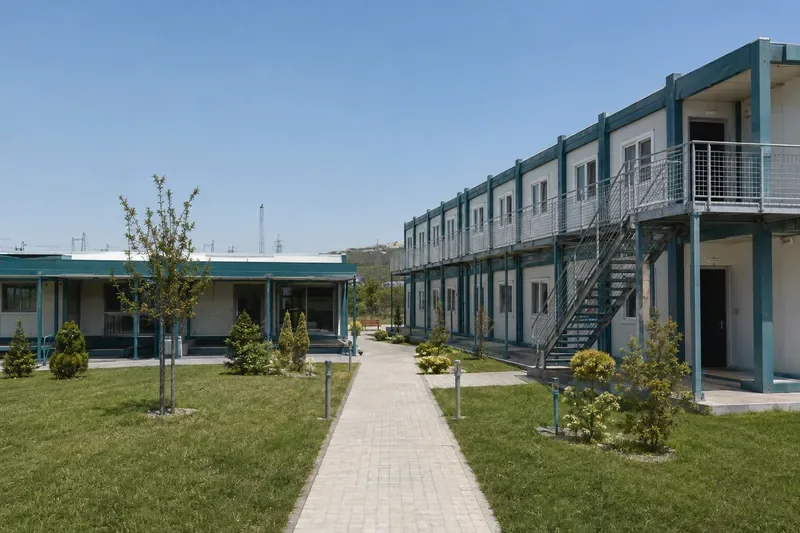 Yatakhane cephesi boyunca güvenli yaya dolaşımı ve dış merdivenler.