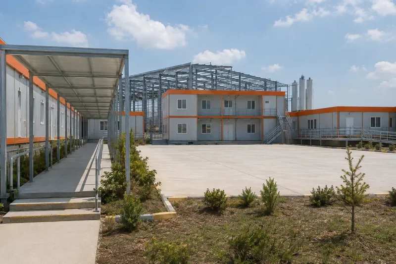 Avludan iki katlı yönetim bloğuna ve kapalı yürüyüş aksına bakış.