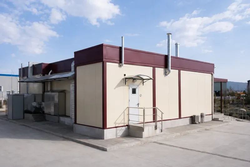 Mutfak egzozu, servis kapısı ve teknik erişim cephesi.